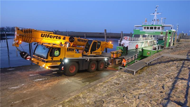 Mit der Frachtfähre kamen die Mini-Häuser und der Autokran nach Spiekeroog. 