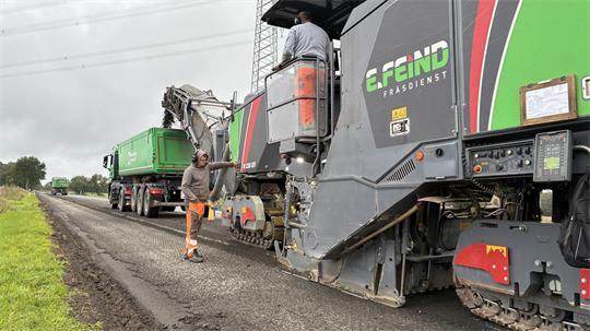 Mit der Großfräse wird die marode Asphalt-Deckschicht auf der B73 zwischen Horneburg und Dollern zertrümmert, Sattelkipper fahren das Material ab.