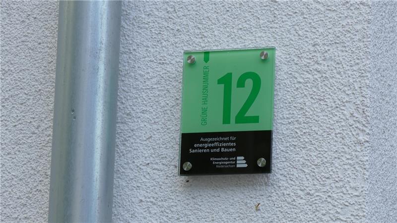 Wer jetzt im Kreis Stade eine grüne Hausnummer bekommen kann Mit der „Grünen Hausnummer“ werden energieeffiziente Gebäude ausgezeichnet.