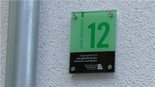 Mit der Grünen Hausnummer werden energieeffiziente Gebäude ausgezeichnet.