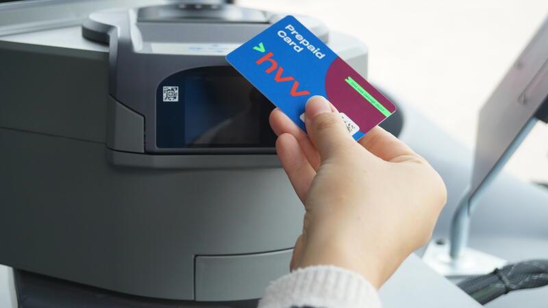 Ticketkauf: HVV-Prepaid-Card funktioniert jetzt auch in KVG-Bussen Mit der HVV-Prepaid-Card können Fahrscheine nun auch in den Bussen der KVG Stade bargeldlos gekauft werden.