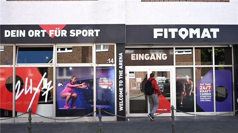 Allein im Fitnessstudio: „Smart Gyms“ sind im Trend Mit der Handy-App kommen Kunden rein in das Fitnessstudio Fitomat. Kameras überwachen den Innenraum.