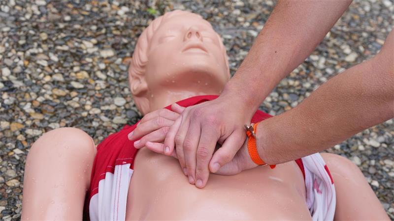 Mit der Herzdruckmassage kann bei einem Herz-Kreislauf-Stillstand das Leben der Betroffenen gerettet werden. (Symbolbild)