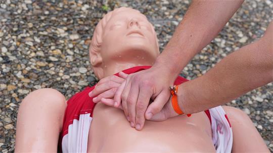 Mit der Herzdruckmassage kann bei einem Herz-Kreislauf-Stillstand das Leben der Betroffenen gerettet werden. (Symbolbild)