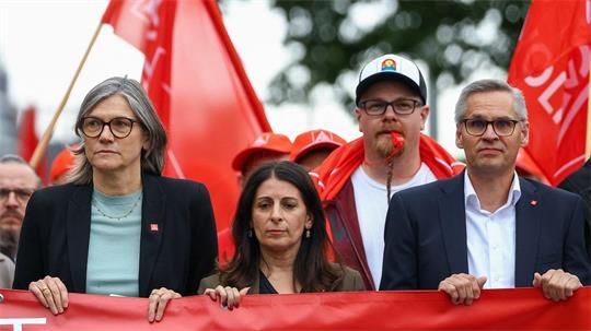 „Mit der IG Metall werden die Werke in Emden, Zwickau, Hannover und Neckarsulm nicht geschlossen“, kündigt Benner an. (Archivbild)