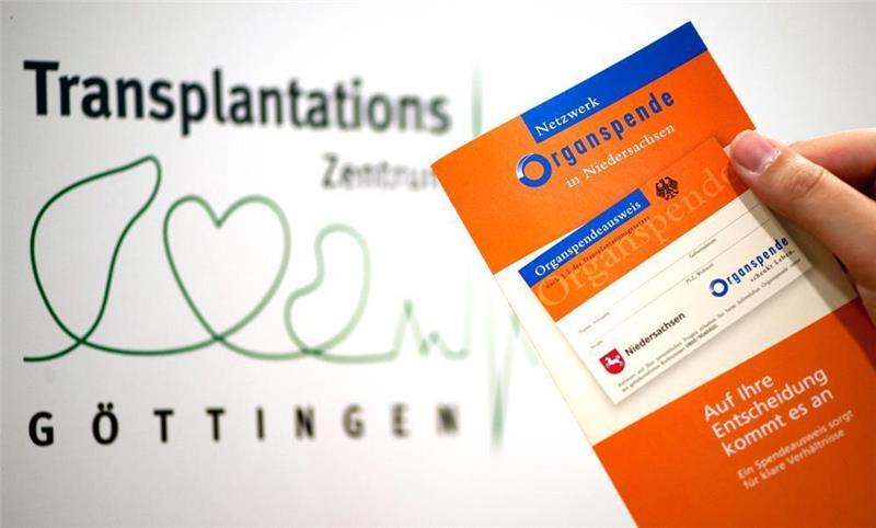 Mit der Information fängt es an: Die Broschüre des „Netzwerk Organspende in Niedersachsen“ klärt potenzielle Organspender auf. Foto Pförtner/dpa