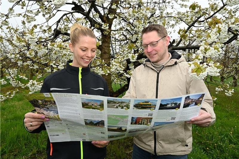 Mit der Kirschblüte beginnt an diesem Wochenende die Saison im Alten Land: Die Tourismusbeauftragten in den Rathäusern der Gemeinde Jork und der Samtgemeinde Lühe, Sandra Cordes und Marco Ziebell, studieren die neue Radfahrkarte. Fotos: Vas