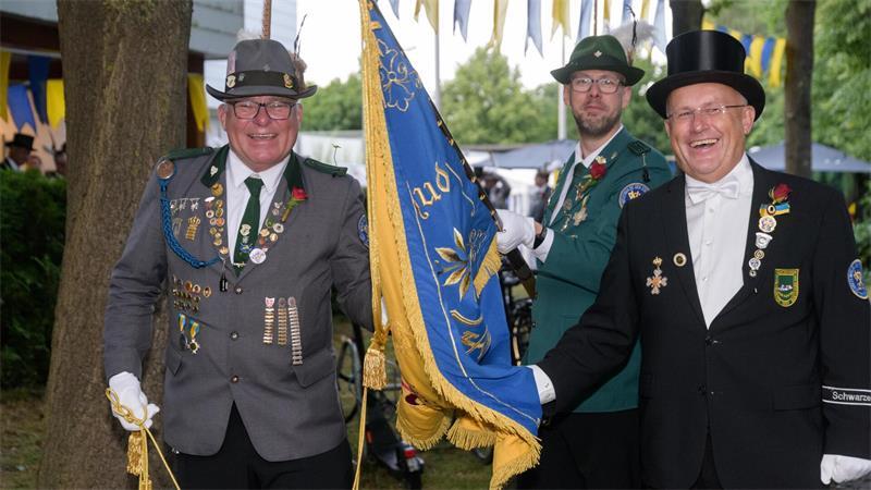Zapfenstreich in Buxtehude: Das steckt hinter der Schützenfest-Tradition Mit der Königsfahne geht es los zum Marsch durch die Innenstadt.
