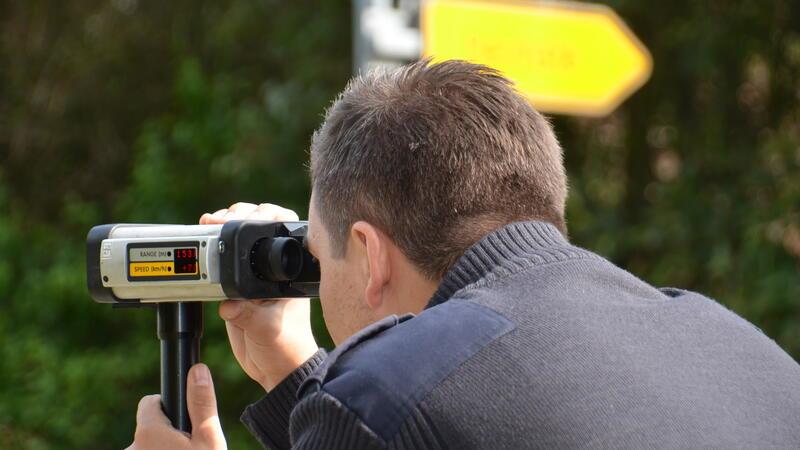 Stader Polizei blitzt auf B 73 – Raser fast 100 km/h zu schnell Mit der Laserpistole haben Beamte der Stader Polizei die Geschwindigkeit gemessen (Symbolbild).