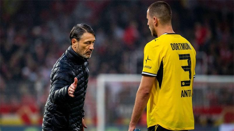 Beim BVB wächst der Druck: Karetsas-Sorge im Reisestress Mit der Leistung von Abwehrprofi Waldemar Anton konnte Niko Kovac in Berlin zufrieden sein.