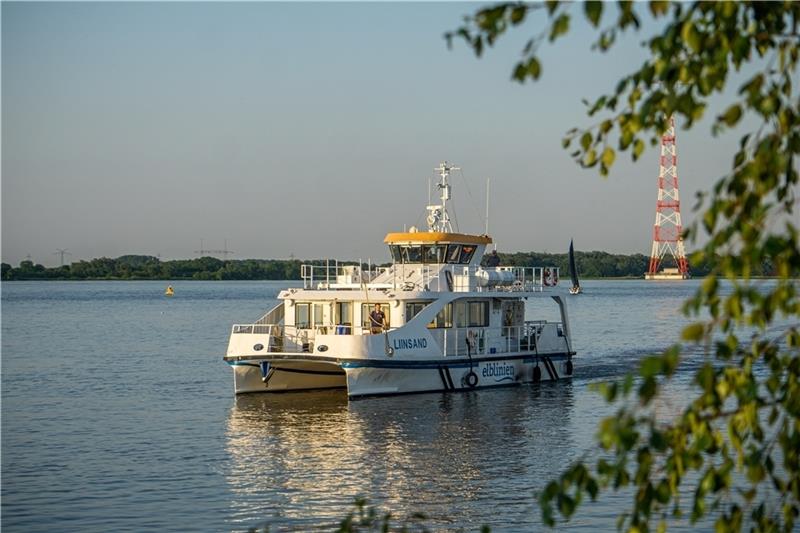 Mit der Liinsand kann man den Feierabend auf der Elbe ausklingen lassen. Foto: Stade Marketing und Tourismus