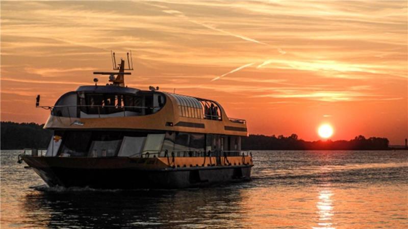 Mit der Lühe-Schulau-Fähre unterwegs beim Sonnenuntergang.