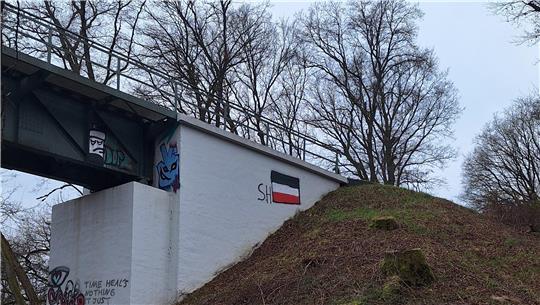 Mit der Reichsflagge wurde die Eisenbahnbrücke zwischen Bargstedt und Harsefeld beschmiert.