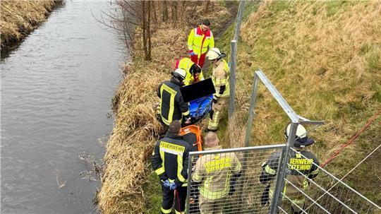 Mit der Schleifkorbtrage musste die Frau aus dem Graben gerettet werden.