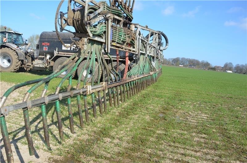 Mit der Schleppschlauchtechnik wird die Gülle direkt in den Boden eingebracht. Foto: von Allwörden