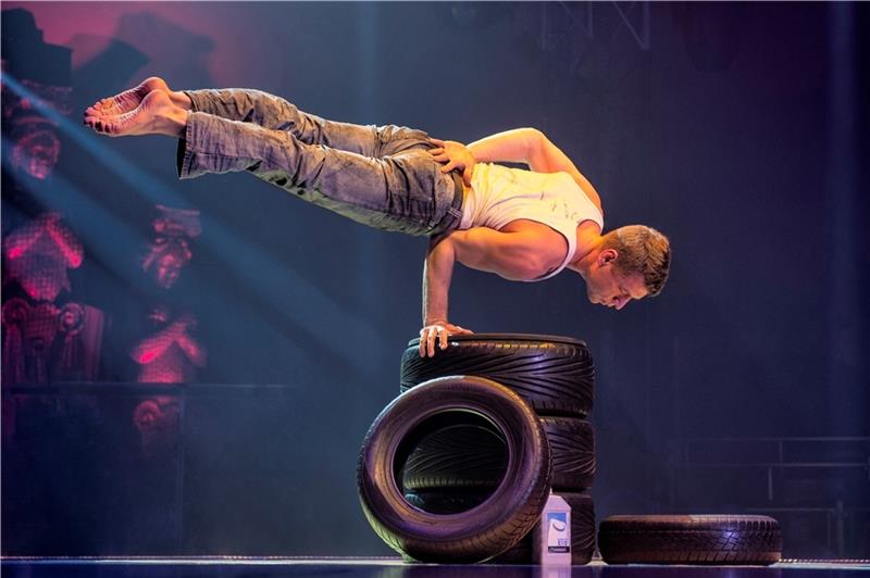 Schmidt Show von der Reeperbahn gastiert in Stade Mit der Schmidt Show kommen auch Artisten auf die Bühne des Stadeums. Foto: Rene Tanner