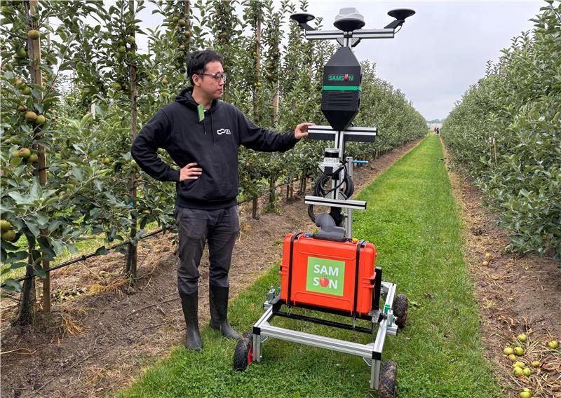 Mit der Sensorbox erhält die KI alle notwendigen Daten, um jede Blüte und Frucht bestimmen zu können.
