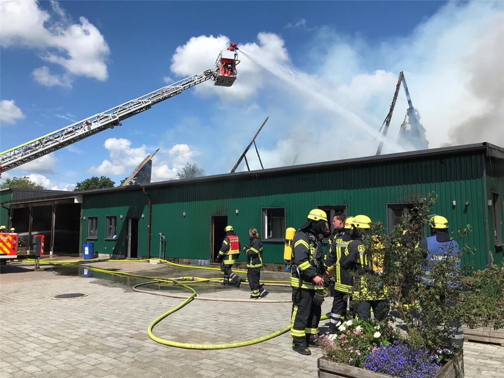 Mit der Stader Drehleiter konnte auch aus der Luft das Feuer bekämpft werden.