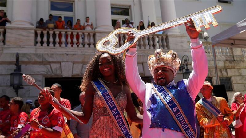 Mit der Übergabe des Stadtschlüssels beginnt der Karneval in Rio de Janeiro.