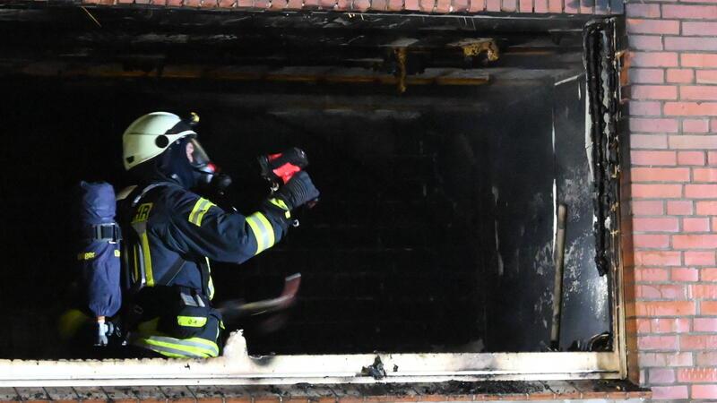 Explosion: Flammenball schießt aus Harsefelder Mehrfamilienhaus - 500.000 Euro Schaden Mit der Wärmebildkamera wird nach den letzten Brandnestern gesucht, die Wohnung ist komplett ausgebrannt.