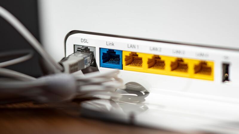 Umfrage: Deutschland hängt beim Breitbandausbau hinterher Mit der Zuverlässigkeit ihres Anschlusses haben Menschen in Deutschland der Umfrage zufolge am häufigsten zu kämpfen.