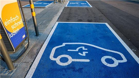 Mit der neuen Förderung will die Bundesregierung helfen, immer mehr Elektroautos auf die Straße zu bringen. (Archivbild)