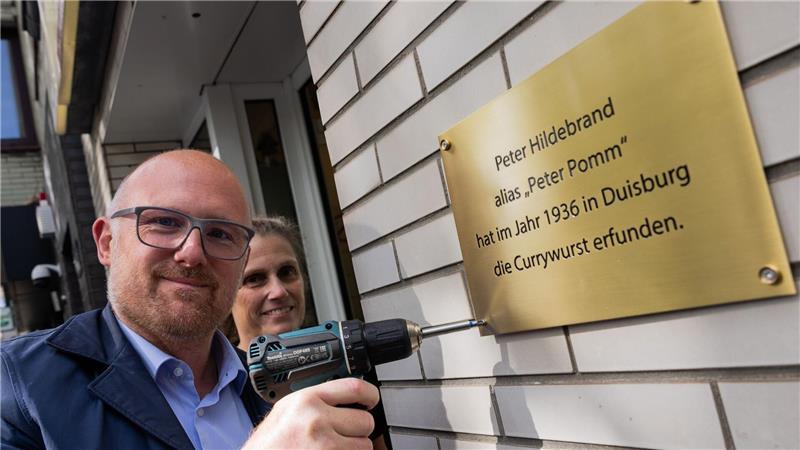 Duisburg beansprucht Erfindung der Currywurst für sich Mit der neuen Plakette macht Oberbürgermeister Sören Link (SPD) klar: Hier in Duisburg wurde die Currywurst erfunden.