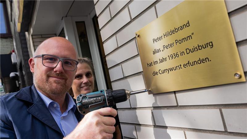 Mit der neuen Plakette macht Oberbürgermeister Sören Link (SPD) klar: Hier in Duisburg wurde die Currywurst erfunden.