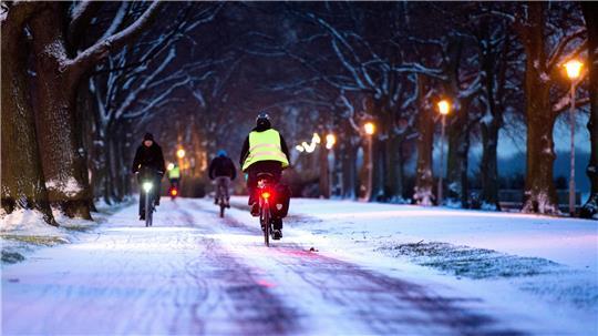 Mit der richtigen Vorbereitung und angepasstem Fahrverhalten rollen Radfahrer auch bei Glätte gut durch den Winter.