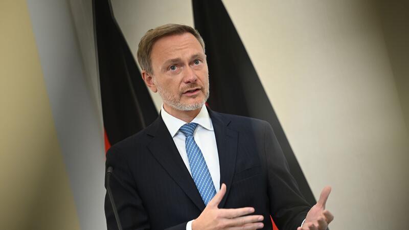 Lindner für Überprüfung der Sozialleistungen Mit der wirtschaftlichen Dynamik im Land nicht zufrieden: Bundesfinanzminister Christian Lindner.