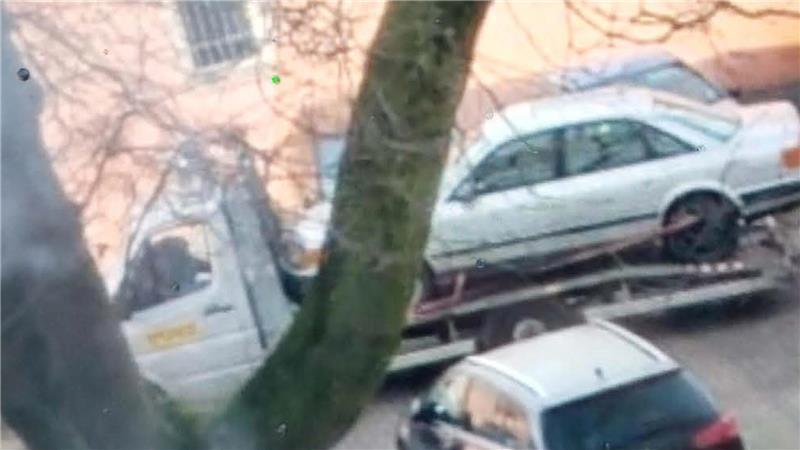 Mit diesem Abschleppwagen sollen Unbekannte einen Audi 100 in Bremerhaven gestohlen haben. Die Polizei bittet um Hinweise zum Fahrzeug und zu den Tätern.