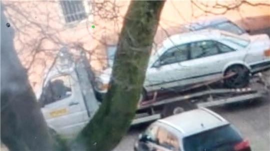 Mit diesem Abschleppwagen sollen Unbekannte einen Audi 100 in Bremerhaven gestohlen haben. Die Polizei bittet um Hinweise zum Fahrzeug und zu den Tätern.