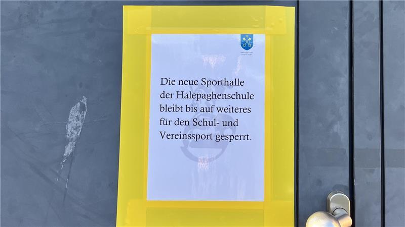 Mit diesem Aushang informiert die Stadt, dass die Halle an der Halepaghen-Schule geschlossen ist.