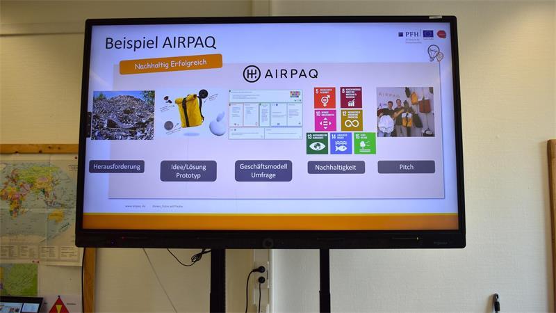 Mit diesem Beispielprojekt für Upcycling des Kölner Startups „AIRPAQ“ zeigt Johann Dralle den Schülern, wie ein auf Nachhaltigkeit ausgerichtetes Produkt aussehen kann.