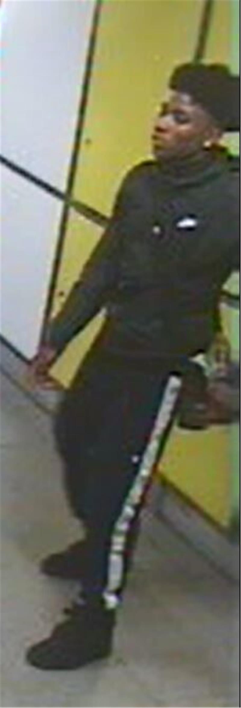 Brutale Attacke am Jungfernstieg – Polizei Hamburg sucht diesen Mann Mit diesem Bild aus einer Überwachungskamera sucht die Polizei Hamburg nach dem Täter vom Jungfernstieg. Foto: Polizei