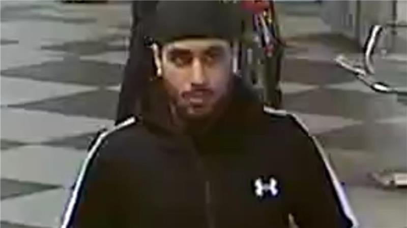 Mit diesem Foto fahndet die Polizei nach dem bislang unbekannten Täter.