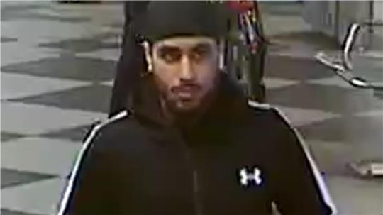 Mit diesem Foto fahndet die Polizei nach dem bislang unbekannten Täter.