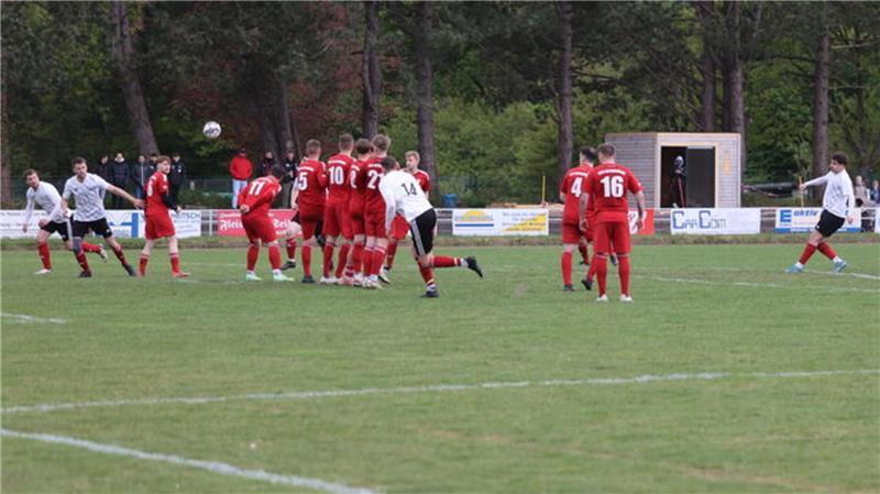 Mit diesem Freistoß von Leon Diercks gleicht Lamstedt in der Nachspielzeit zum 1:1-Endstand aus. Kurz darauf ist Schluss. Doch danach beginnen die Tumulte auf dem Sportplatz, bei denen es auch zu tätlichen Angriffen kommt. 