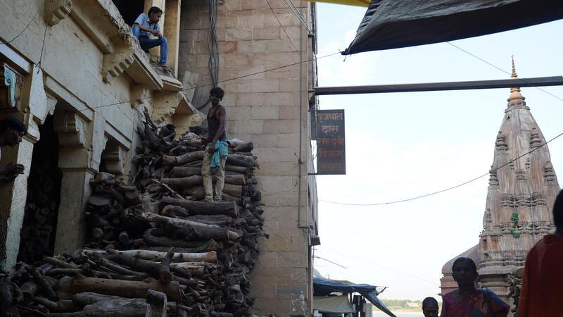 Mit diesem Holz werden die Leichen verbrannt.