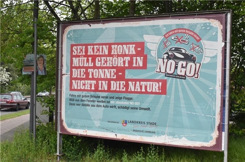 Kampf gegen den Müll am Straßenrand Mit diesem „No-Go“-Großplakat wirbt der Landkreis Stade für die Anti-Müll-Kampagne. Foto Vasel