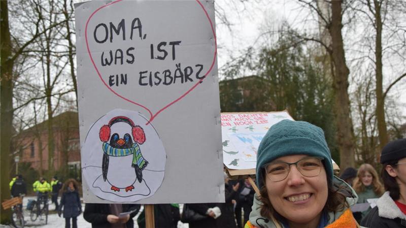 Mit diesem Plakat macht eine Teilnehmerin beim Klimastreik in Buxtehude auf das Artensterben aufmerksam.