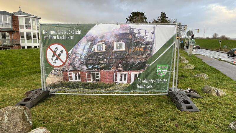 Böllerverbot: Banner in der Samtgemeinde Lühe gestohlen Mit diesem Plakaten, hier am Lühe-Anleger, weist die Samtgemeinde auf das Böllerverbot um Silvester hin.