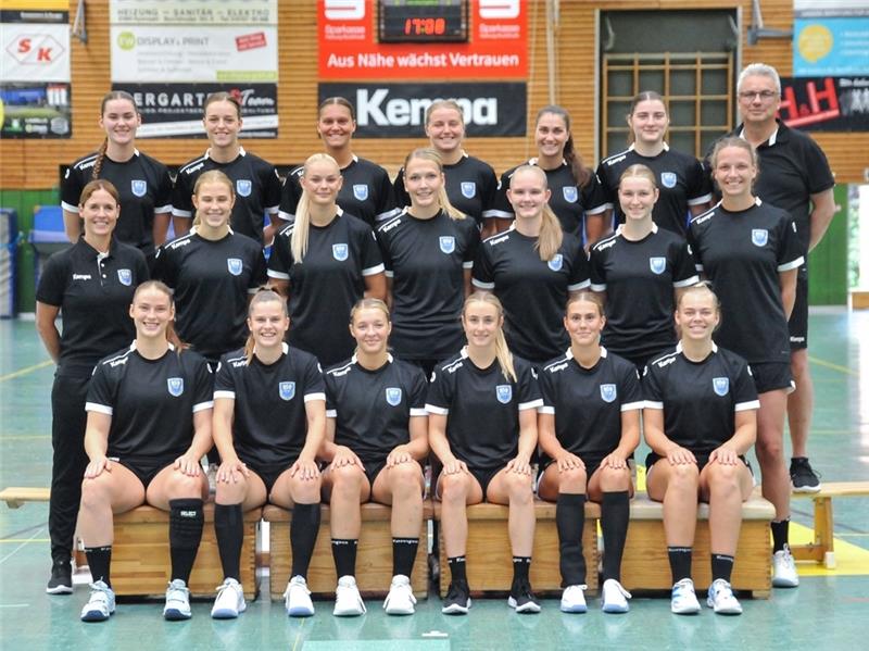 Der BSV muss jetzt einen großen Umbruch meistern Mit diesem Team geht der BSV in die neue Saison: Larissa Kroepel, Isabelle Dölle, Maj Nielsen, Maxi Mühlner, Magda Kasparkova, Maja Schönfeld, Trainer Dirk Leun (hinten von links), Torwarttrainerin Debbie Klijn, Mia Lakenmacher, Mie Elen Ra