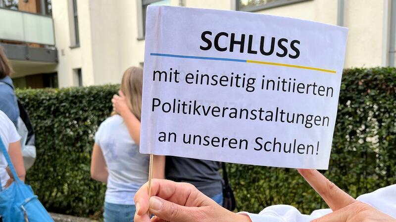 Keine Parteipolitik mehr an Buxtehuder Schulen: Umsetzung ist kniffelig Mit diesem Transparent protestiert am 22. September 2023 ein Demonstrant gegen die Veranstaltung der AfD in der Aula des Schulzentrums Süd.