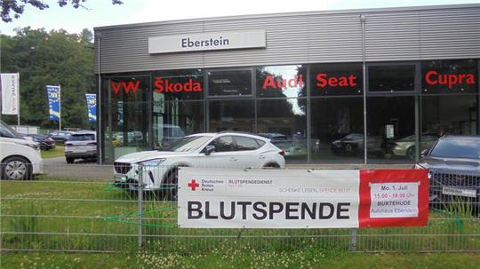 Mit diesem Transparent wirbt das DRK für den Blutspendetermin am 1. Juli im Autohaus Eberstein.