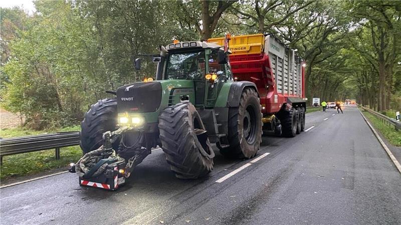 Bundeswehrfahrzeug überschlägt sich und Kollision mit Trecker Mit diesem Trecker mit Anhänger stieß der Citroën des Unfallverursachers zusammen.