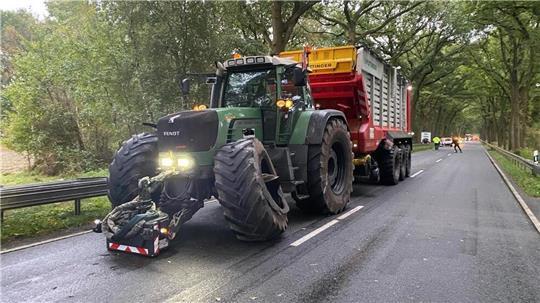 Mit diesem Trecker mit Anhänger stieß der Citroën des Unfallverursachers zusammen.