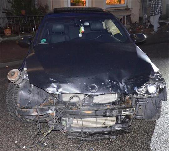 Mit diesem Wagen hat ein Autoposer in Brake einen hohen Sachschaden angerichtet.Foto: Polizei