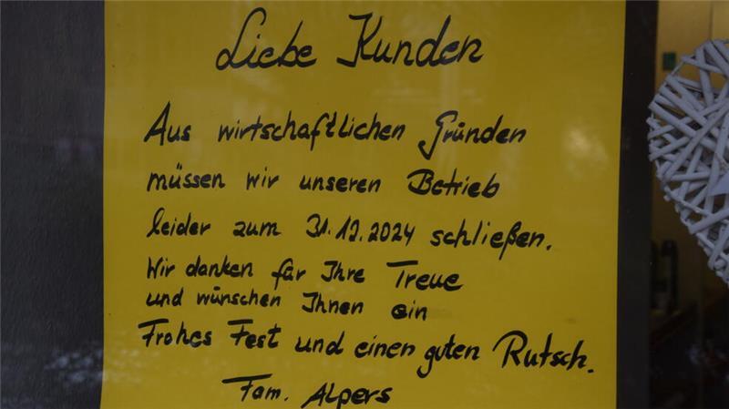 Buxtehuder Original: Schuhmacherbetrieb Hacken-Helmut schließt für immer Mit diesem Zettel an der Ladentür informiert die Schuhmacherei Hacken Helmut über die Geschäftsaufgabe.