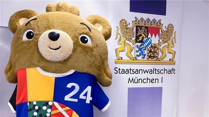 Mit diesem sehr echt aussehenden Kostüm hatte Wildhage alle Sicherheitskontrollen überwunden. (Archivbild)